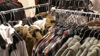 德国纽伦堡-2018年12月3日：在商场的一家服装店里，男人在衣架上`时尚和时尚的衣服